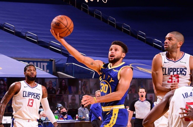  库里三分雨倾盆勇士客场大胜国王稳居榜首  