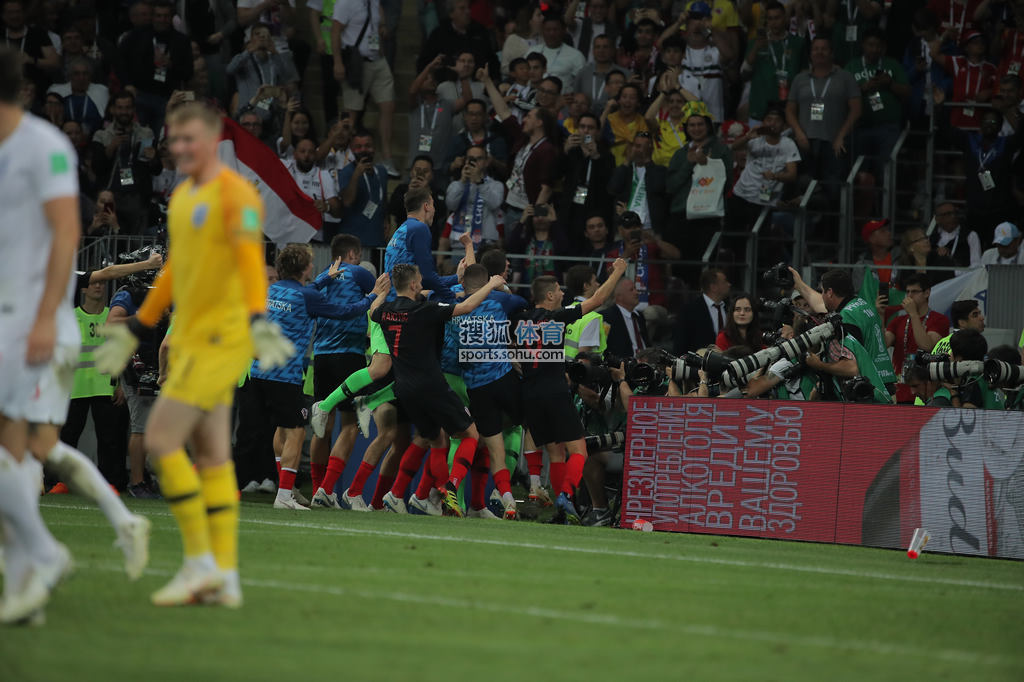  布伦特福德高空轰炸，蜜蜂军团头球大战擒下埃弗顿  